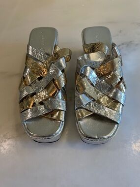 Katy Perry Busy Bee Criss Cross Slide in Silver/Gold Multi, Size 6